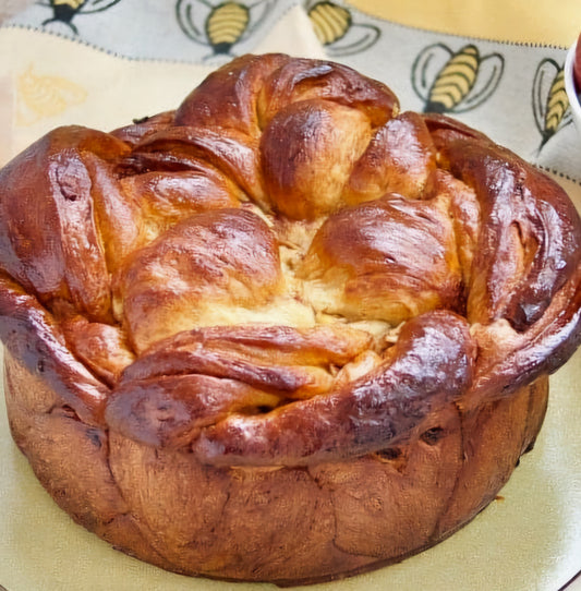 Round challah stuffed with homemade apple jam